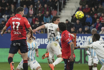 Budimir remata de cabeza el gol que ha supuesto el 1-1.