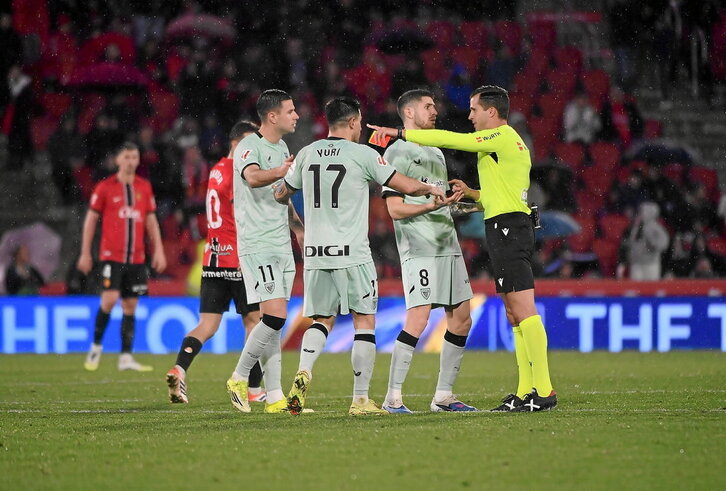 Los jugadores del Athletic se quejan a Guzmán Mansilla tras la expulsión de Guruzeta.