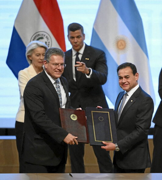 Garikoitz Nazabal, ejerciendo de portavoz durante el acto de protesta de varios sindicatos agrarios en Biriatu.