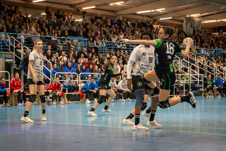 El pabellón se ha llenado para apoyar a sus jugadoras.