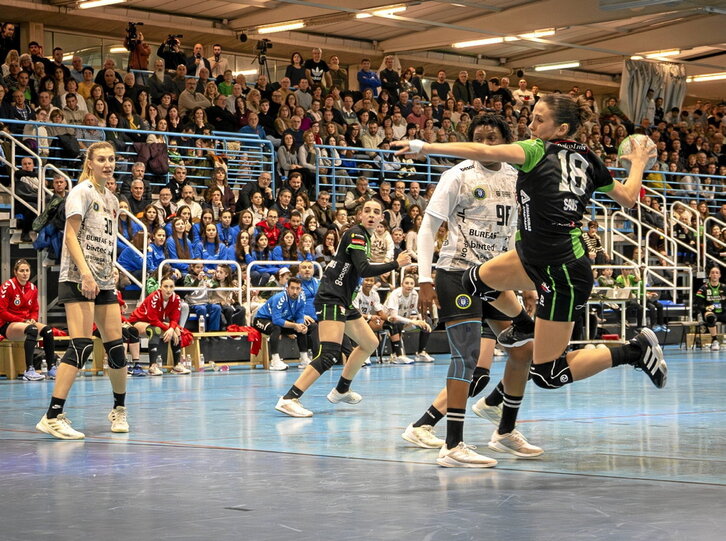 El pabellón se llenó hasta la bandera para apoyar al equipo.