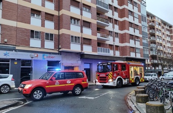 Efectivos de Bomberos desplazados para sofocar el incendio de la lonja de Gasteiz.