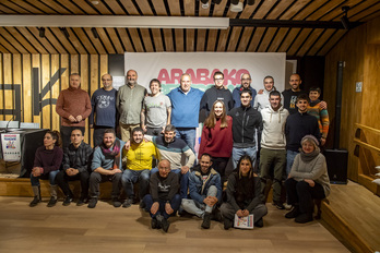 Txapelketan parte hartuko duten bertsolariak eta antolakuntzako kideak.