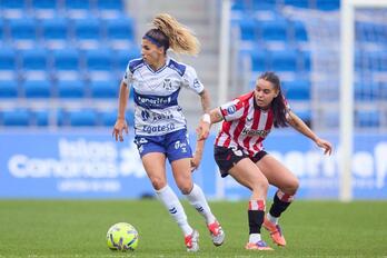 Natalia Ramos se lleva el balón ante Landaluze en el partido de Liga F entre Tenerife y Athletic en el Heliodoro Rodríguez.