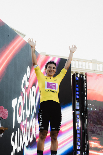 Cata Soto, con el maillot de líder.