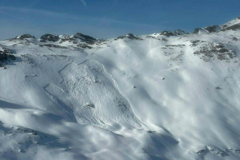 En esta imagen, proporcionada por el Servicio de Rescate de Montaña de Salzburgo el 17 de enero de 2026, se muestra la escena de una avalancha cerca de Bad Hofgastein, en Austria.
