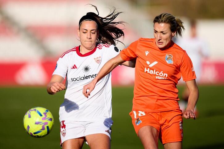 Isa Álvarez y Lavogez corren tras el balón.