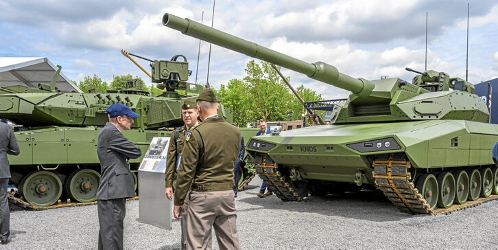 Soldados estadounidenses en la feria armamentística Eurosatory, en el Estado francés.