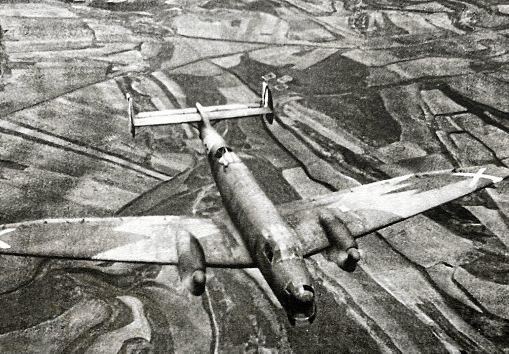 Un Do-17 alemán sobrevuela la Ribera de Nafarroa.