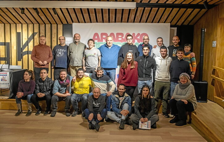 Txapelketaren parte izango diren bertsolari, sustatzaile eta antolatzaileetariko batzuk, atzoko aurkezpenean.