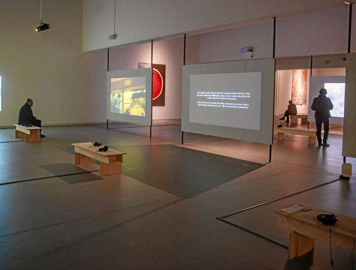 Hogei artistak eta kolektibok baino gehiagok hartu dute parte erakusketan.