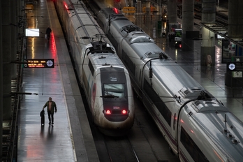Trenes estacionados en la estación de Atocha, lugar de destino de uno de los convoyes descarrilados.
