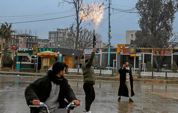 Tiroak airera, atzo, orain arte kurduek gidatutako SDFk kontrolatzen zuen Raqqa hirian.