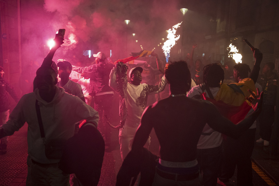 Luz en la noche bilbaina, de la mano de los vecinos senegaleses.
