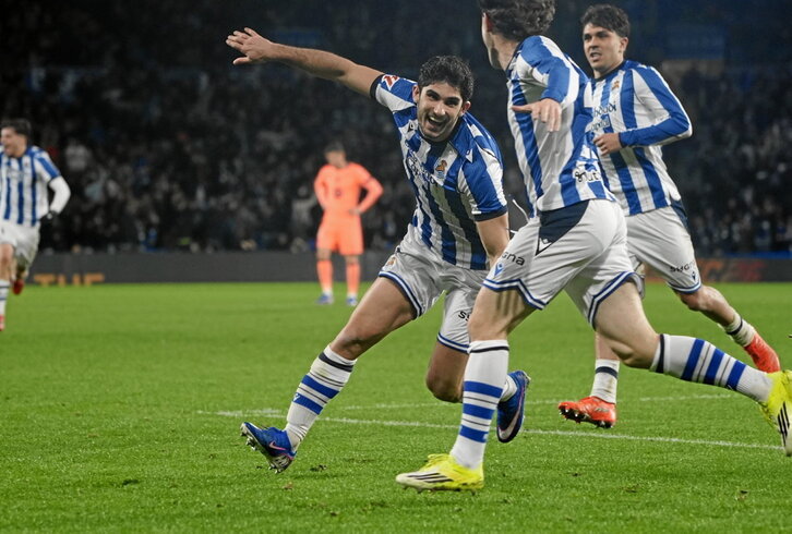 Guedes celebra el tanto que daba la victoria a la Real sobre el Barcelona.