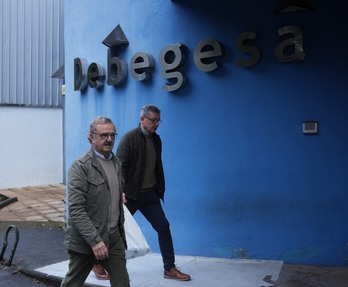 Fernando Vidarte e Inaxio Errandonea, en su llegada a la rueda de prensa de su despedida.