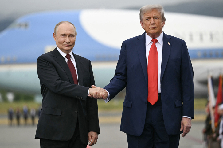 Imagen de archivo de un encuentro entre Vladimir Putin y Donald Trump.