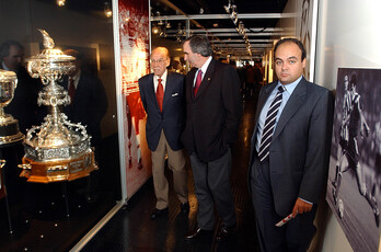 Telmo ‘Zarra’ eta Jose Angel iribar, 2003an, Athletic-en garaikur aretoaren inagurazioan.