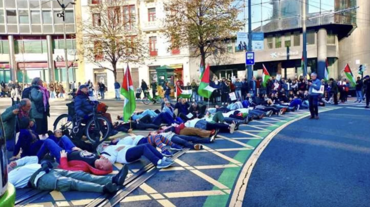 Activistas cortaron el paso al tranvía en la plaza Circular de Bilbo el 13 de diciembre.