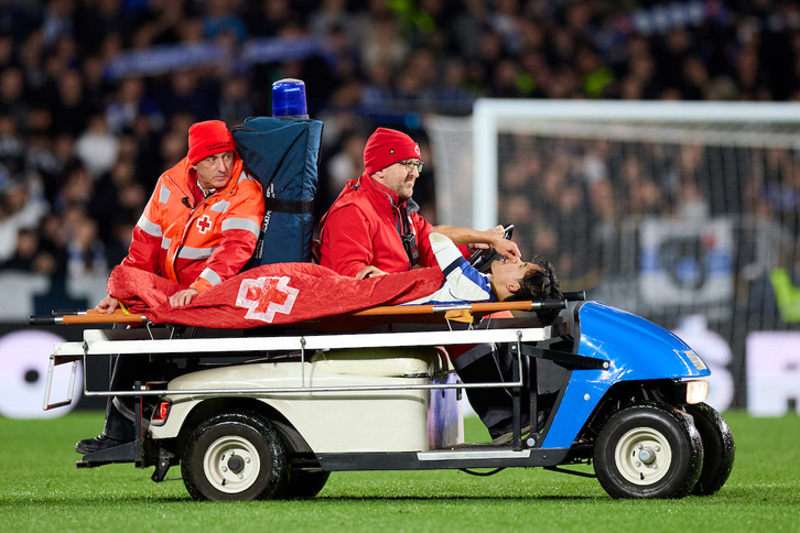 Take Kubo, el momento en el que es retirado del campo tras su lesión.