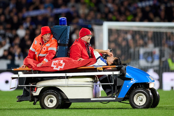 Take Kubo, el momento en el que es retirado del campo tras su lesión.