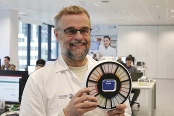 Gorka Bergaretxe Muguruza, Fagor Healthcare kooperatibako lehendakaria, CircuTrack gailuarekin.