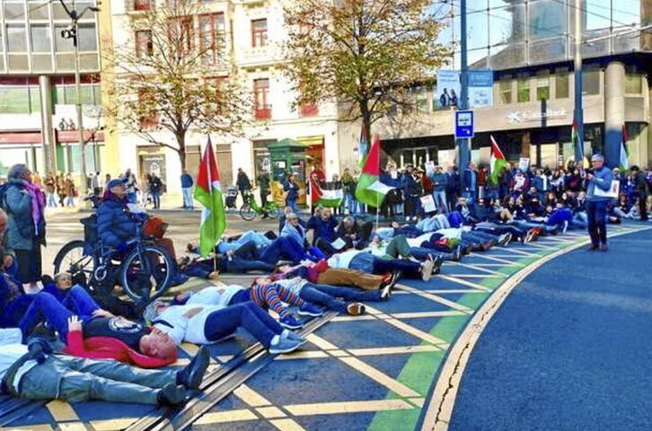 Activistas cortaron el paso al tranvía en la plaza Circular de Bilbo.