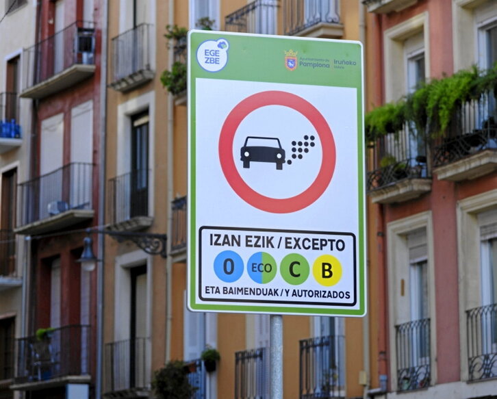 Señalización de la ZBE de Iruñea.