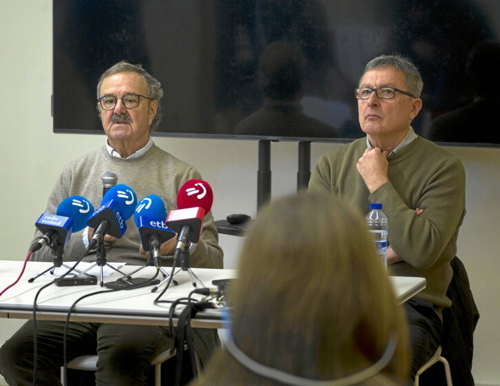 Fernando Vidarte en su adiós, flanqueado por Inaxio Errandonea.