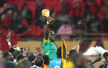 El senegalés Sadio Mané alza el trofeo de campeón de la Copa África.