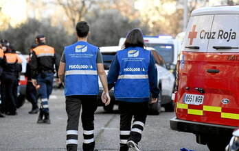 Dos psicólogos acuden a asistir a los familiares, muchos de los cuales se han prestado a pruebas de ADN para las identificaciones.