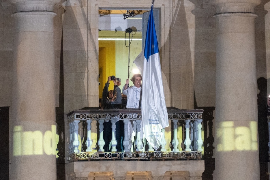 Bandera jasotzeko unean, lelo hau ageri da eraikinean: ‘Independentzia’.