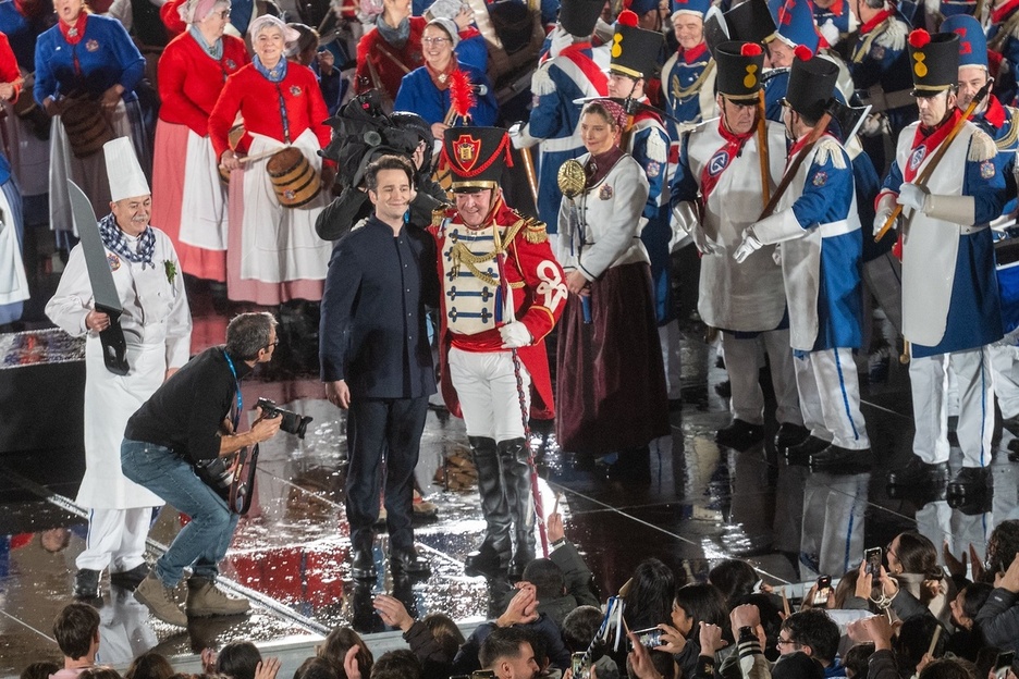 Anduaga eta ‘Mendi’, begiak bustirik biak.