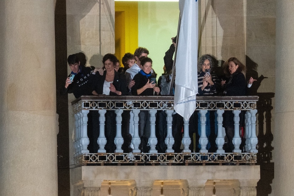 Gonbidatuak, adi-adi balkoitik.