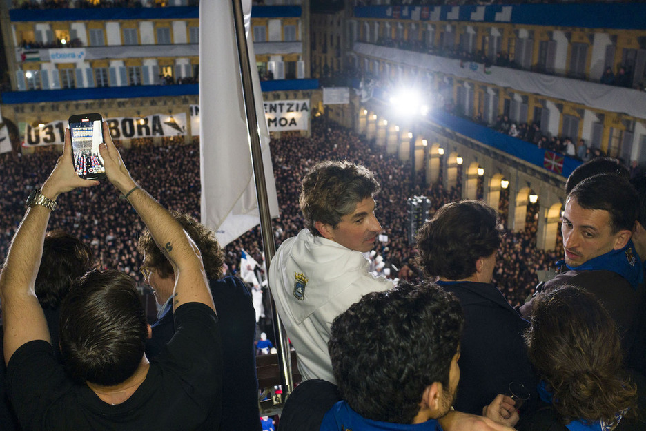 Jon Insausti alkatea eta Mikel Oyarzabal kapitaina.