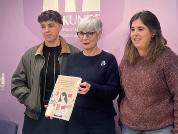 Miren Elgarresta, directora de Emakunde, junto a Ane Arbillaga (izquierda) y Garbiñe Lozano (derecha).