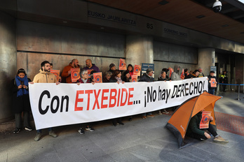 Concentración de este martes ante la sede del Gobierno de Lakua en Bilbo.