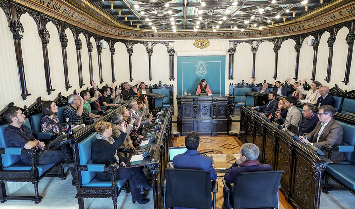 Iazko urtarrileko osoko bilkura, 2025eko aurrekontuak onartu zituztenekoa. Orduan ere ituna egin zuten hiru alderdiek.