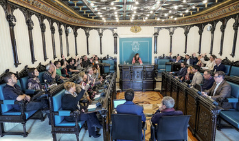 Iazko urtarrileko osoko bilkura, 2025eko aurrekontuak onartu zituztenekoa. Orduan ere ituna egin zuten hiru alderdiek.