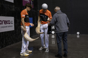 Johan eta Gorka, garaile Urreisti-Lopezen aurka, pilotak aukeratzen epailearekin batera.