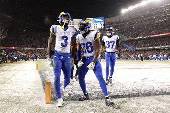 Los Rams celebran una intercepción defensiva sobre un Soldiers Field espolvoreado por la nieve. 