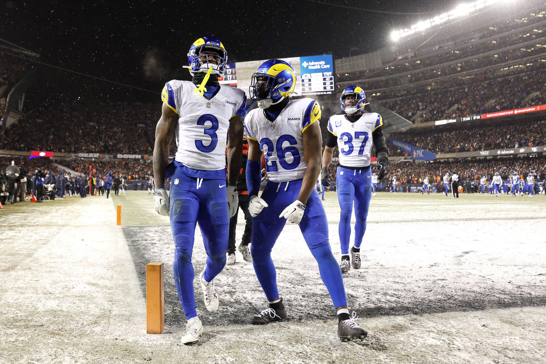Los Rams celebran una intercepción defensiva sobre un Soldiers Field espolvoreado por la nieve. 