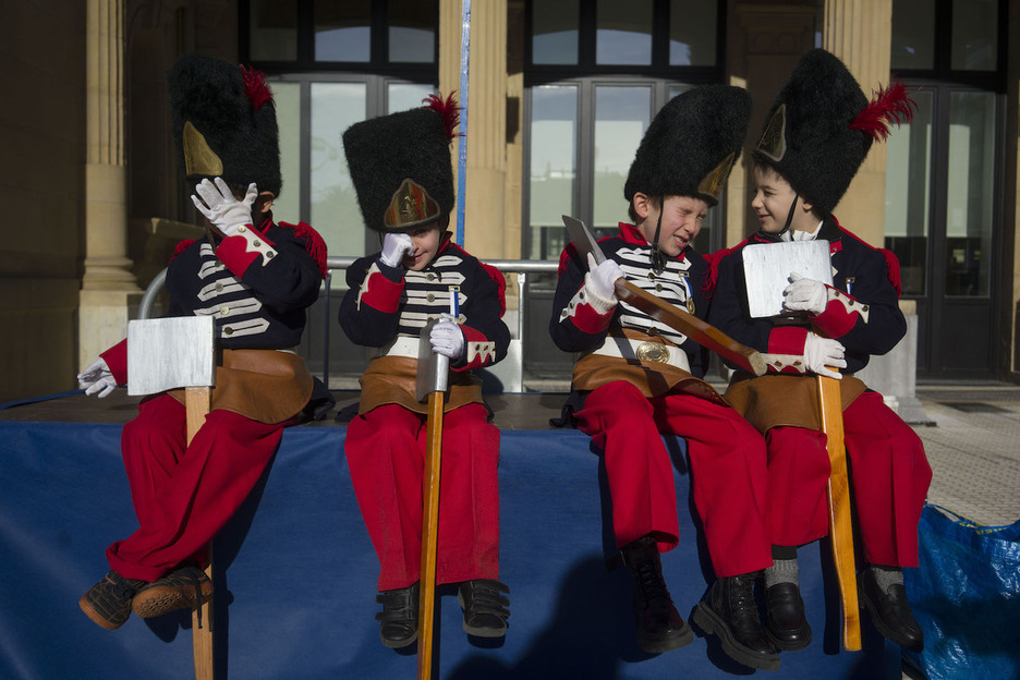 Ume kuadrilla bat, eguzkitan atseden hartzen.