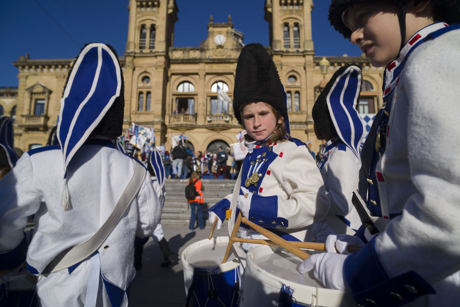 Haur talde bat, danborra jotzen.
