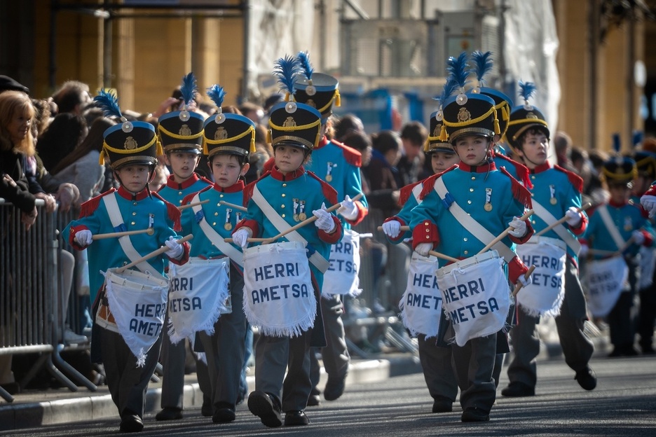 Herri Ametsa Ikastolako mutiko talde bat. Ikastetxe hau izan zen haur danborradan parte hartzen lehena.