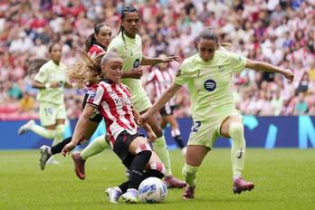 Ona Batlle intenta evitar que chute Sara Ortega en el partido de Liga F entre Athletic y Barcelona en San Mamés.
