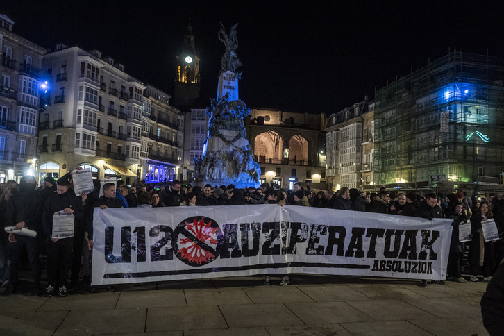 Falangistas y ertzainas golpeando a ciudadanos en Gasteiz.