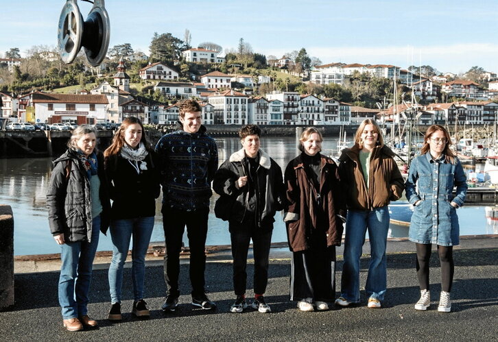 Sei finalistak txapel emailearekin batera, Donibane Lohizuneko portuan.