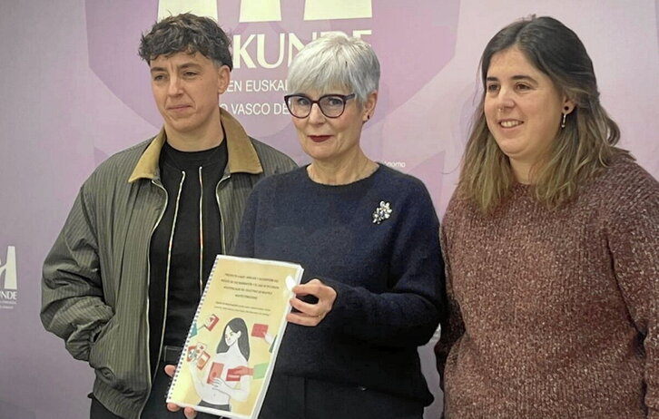 Miren Elgarresta, directora de Emakunde, junto a Ane Arbillaga (izquierda) y Garbiñe Lozano (derecha).