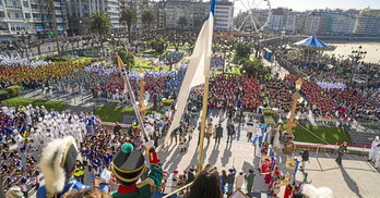 Donostiako Haur Danborradaren hasieran, «San Sebastian martxa» jotzen.